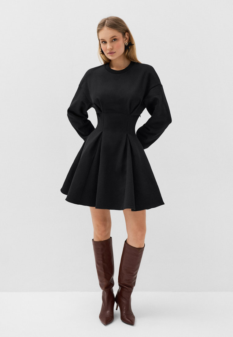 Платье из футера с защипами на талии