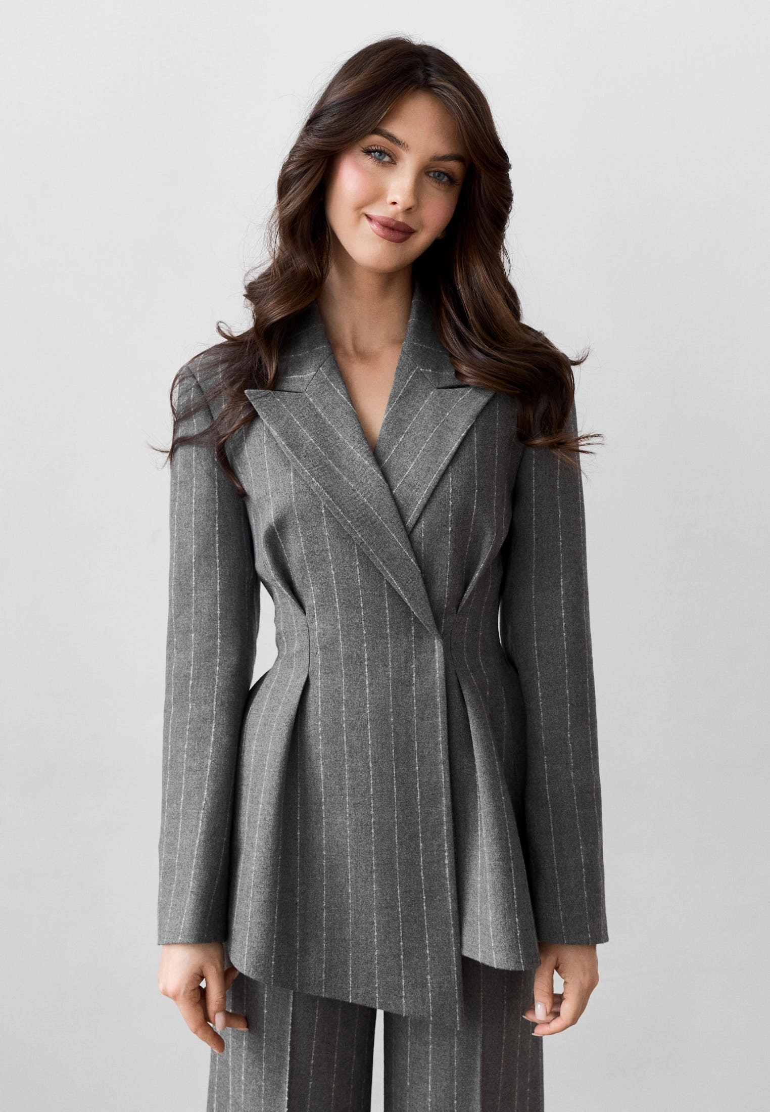 Двубортный жакет в полоску: возвращение классики с характером