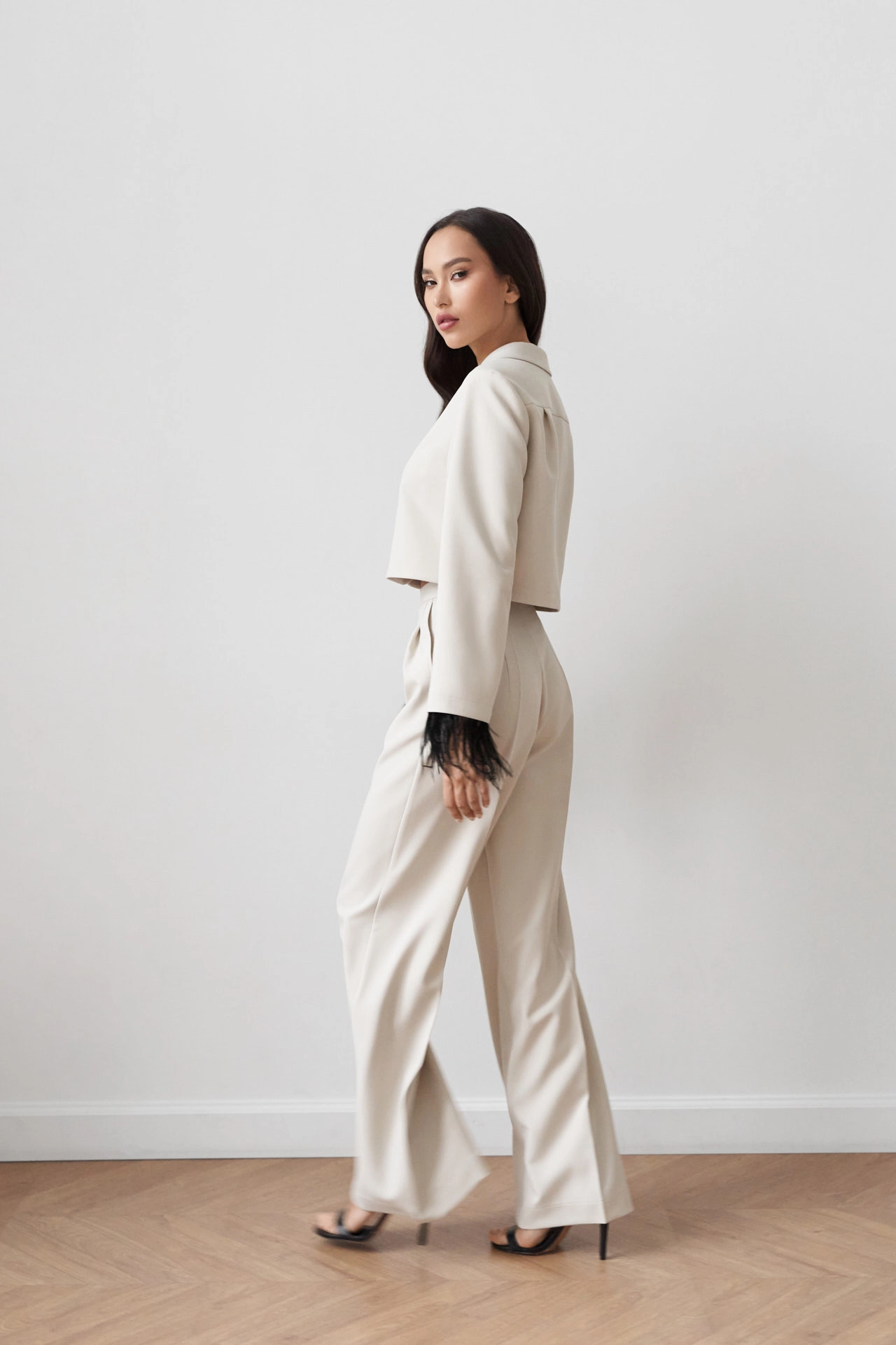 Белые брюки полнят? Нет! Ты носишь их неправильно