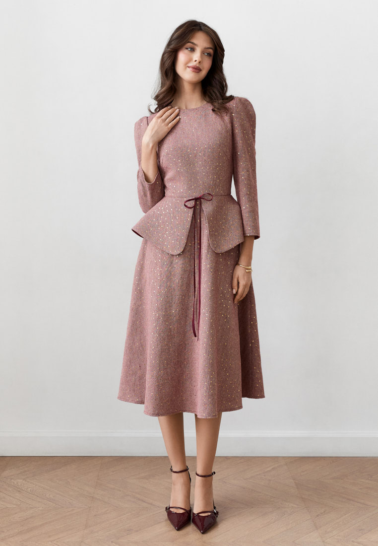 Платье с баской и мерцающим эффектом