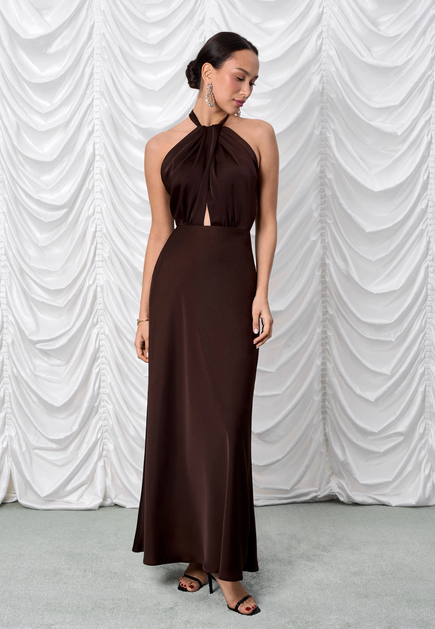 Платье с драпировкой и открытой спиной: элегантность камерного праздника